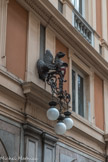Galerie Mazzini. Un des lustres en bronze portant l’emblème de Gênes.