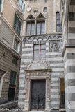 Place San Matteo. Palais, construit en 1486, et donné par la Commune à Andrea Doria, Père de la Patrie comme l'indique l'inscription au-dessus du portail.