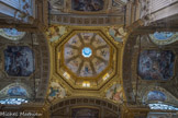 La basilique Santa Maria delle Vigne. Les fenêtres et la coupole ajoutées ont permis d’apporter plus de luminosité à l’intérieur. En haut, fresques de la nef. De chaque côté, fresques du transept.