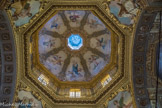 La basilique Santa Maria delle Vigne. la coupole ornée d'une cohorte de 7 anges entourant la Vierge Marie à l'Enfant.