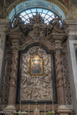 La basilique Santa Maria delle Vigne. Autel des Grecs. La Vierge avec l'Enfant, entourés de trois anges (1465), de Giovanni Mazone. Sculpture, les Ames du purgatoire, entouré des Saints Jean-Baptiste et Roc.