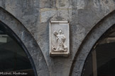 Ce  bas-relief médiéval muré entre les arcades d'un portique du XIIIe siècle représente San Siro qui déloge le monstre  (le basilic ) depuis sa cachette, située au fond du puits à côté de l'église.