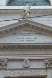 Statue de San Siro. Au-dessus de la porte, l'ombrelle, emblème des basiliques.