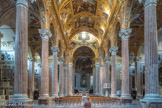 La basilique Santissima Annunziata del Vastato. L'intérieur est divisé en trois nefs par deux rangs de colonnes faites en briques et enduites de stuc marbré. Elles sont cannelées et d'ordre corinthien. Des chapelles sont accolées aux deux nefs collatérales.  L'architrave et la corniche au-dessus des colonnes sont en bois. L'église reflète les styles maniériste et baroque génois. La nef est richement décorée de motifs de stuc doré élaborés, d'incrustations de marbre, de fresques peintes et de sculptures réalisées par plus de trente artistes locaux.