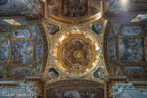 La basilique Santissima Annunziata del Vastato. Fresque de Giovanni Andrea Ansaldo de la coupole représentant l'Annonciation. A gauche, la nef. A droite, le choeur.