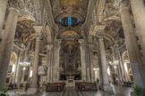 L'intérieur de l'église, divisé en trois nefs par deux rangées d'arches soutenues par des colonnes jumelles, est riche en œuvres d'art. La décoration, de style baroque, est en grande partie l'œuvre de la famille tessinoise de Carlone : notamment Taddeo, auteur de plusieurs sculptures et Giovanni Battista à qui nous devons les fresques de la nef centrale, du dôme et du choeur, réalisées avec la collaboration du quadraturiste bolognien Paolo Brozzi.