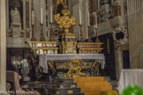 Crucifix en bois sculpté et autel en marbre noir (1662-70) de Pierre Puget.