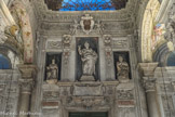La contre-façade est ornée d'une grande statue de Saint-Pierre, œuvre d'un disciple des Carlones, Rocco Pellone (1641).