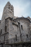 Eglise de San Giovanni di Prè. Le clocher, à base carrée et orné de trois fenêtres à meneaux, a été construit en même temps que l'église. Au XIII ou XIVe siècle, il a été complété par la cuspide pyramidale octogonale, élément typique du roman génois, entourée de quatre pinnacles aux angles.
