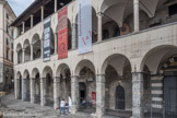 Eglise de San Giovanni di Prè. Les hôpitaux de Prè représentent un nouveau modèle architectural pour la région génoise: le foyer des abbayes cisterciennes est transformé sur la base du muristan (structures pour les malades) et du caravansérail islamique avec lequel les Croisés et les Ordres militaires étaient entrés en contact Est. Situé dans l'un des carrefours les plus importants du trafic méditerranéen au Moyen Âge, il sert non seulement d'hôpital et de centre d'accueil pour les pèlerins, mais constitue également un lieu de stockage temporaire d'armes, de chevaux et de marchandises à envoyer aux confrères de l'Est. Le bâtiment, construit sur un ruisseau comme presque tous les hôpitaux médiévaux, comprend un premier noyau de deux salles superposées en maçonnerie.