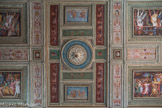 Villa del Principe. Palais d'Andrea Doria.<br>L’atrium. Le plafond porte, dans la rosace centrale, le nom de Perin del Vaga et la date de 1530, associés au nom d'Annibale Angelini, qui a restauré les fresques du palais en 1845.