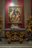 Villa del Principe. Palais d'Andrea Doria.<br> Salle de Pâris. Sur deux consoles on peut admirer deux puttos dormants, dans un bon état de conservation, qui auraient été réalisés par Francesco Maria Schiaffino. La salle abrite  trois peintures importantes qui font partie d’un cycle de neuf tableaux réalisés par Domenico Piola à l’occasion du mariage de Giovanni Andrea III Doria avec Anna Pamphilj, la nièce du pape Innocent X, en 1671. L’union entre les deux nobles lignages est célébrée aussi d’un point de vue iconographique par l’union de l’aigle des Doria et la colombe des Pamphilj, unies par une couronne de laurier qui fait allusion probablement à la tradition nuptiale de Rome ancienne.