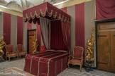 Villa del Principe. Palais d'Andrea Doria.<br> Salle de Pâris. Aujourd’hui la salle est une chambre à coucher et abrite trois consoles de valeur du dix-septième sur lesquelles il y a des sculptures en marbre.