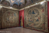 Villa del Principe. Palais d'Andrea Doria.<br> La Salle des Sacrifices. La série complète, qui est une répétition contemporaine d’un cycle tissu à Bruxelles autour de 1525, était composée de douze tapisseries. . Après quelques vicissitudes, dues aux destructions et aux partages des héritages, trois pièces font encore partie de la collection Doria: Janvier, Février et Août. Les tapisseries contiennent un élément central circulaire représentant les divinités associées aux mois selon la tradition mythologique, entourées par les représentations des activités surtout agricoles liées aux différentes périodes de l’année. A l’extérieur du cercle, on voit la représentation des vents, quelques divinités mineures et d’autres scènes liées aux événements du mois.