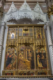 Église Santa Maria di Castello. Polyptyque de l'Annonciation. Sous le baldaquin en marbre du XVe siècle de l'atelier de Dominico Gagini, le polyptique frappe par sa menuiserie en bois doré d'origine, également l'œuvre de Mazone. Il se compose de la table centrale et de deux compartiments, avec, à gauche, les saints Jacques et Jean-Baptiste, et à droite, les saints Dominique et Sébastien ; dans le registre supérieur sont représentés le calvaire entre les saints Jean l’évangéliste et Rocco, tandis que dans la prédelle on a des épisodes de l’enfance de Jésus. Dans le somptueux costume de l’archange Gabriel et dans le carrelage d’ Azulejos, on a la suggestion du luxe mystique des Catalans . La couleur vive sans transitions tonales semble être affectée par les compositions espagnoles et portugaises, mais l'utilisation judicieuse de la perspective est totalement italienne.