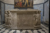 Église Santa Maria di Castello. Le baptistère. Sarcophage romain.