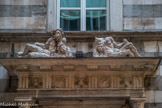 Palais Agostino e Giacomo Salvago. Ce qui reste aujourd'hui de l'extérieur est le portail de Giacomo Della Porta et Nicolò da Corte ; les deux statues de marbre du tympan représentent deux hommes sauvages s'appuyant sur des lions, symbole de la famille Salvago.
