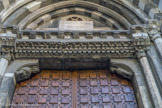 L'église San Donato. Le portail ébrasé et l'architrave roman.