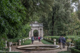 Villa Durazzo Pallavicini. <br> Prologue : l'allée classique. Au bout de l'avenue se dresse l'Arc de Triomphe, orné des statues de GB Cevasco, qui marque la fin du prologue et mène au domaine du premier acte, centré sur la nature