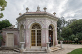 Villa Durazzo Pallavicini. <br>3ème acte : la catharsis. Temple de Flore. Les stucs, à caractère symbolique, ont été réalisés par Gerolamo Centanaro, tandis que les statues sont de Cevasco.
