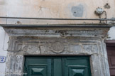 <center>Ceriana.</center> Architrave en ardoise du XVIème siècle.