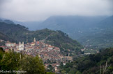 <center>Ceriana.</center> Ceriana est un village médiéval qui a appartenu aux comtes de Vintimille. Son premier nom était Castrum Celiano. C'était un village paysan, dont la principale ressource était l'olivier. A gauche, l'église paroissiale Saint Pierre, et derrière le clocher de la chapelle Saint André.