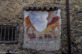 <center>Apricale.</center> Dans les années 60, des artistes italiens et étrangers ont décoré les rues de fresques.