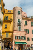 <center>Porte San Stefano</center>Grâce au système des portes de Santo Stefano, en remontant la rue menant à la mer, on accède directement au quartier médiéval de la Pigna. Chacune d'entre elles correspond à une enceinte différente. Elles prendront leur forme définitive après l'agrandissement des habitations. La première porte date du XVIème siècle. Elle est munie d'une tour qui permettait de se défendre contre les pirates barbares de l'Afrique du Nord. La seconde date du bas Moyen-Age (XVème siècle). La troisième date de 1321, comme l'indique la plaque qui y est apposée. Sur le côté gauche, on trouve la galerie des 