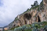 <center>Balzi Rossi.</center>Les cavernes des Balzi Rossi s'ouvrent au pied d'une falaise de calcaires dolomitiques datant du Jurassique supérieur. La paroi, haute de 100 mètres environ, sépare le village de Grimaldi di Ventimiglia (dans la province d'Imperia) de la frontière française. La localité tient son nom de la couleur rougeâtre qui caractérise la roche de la paroi (