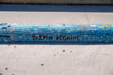 <center>Le banc</center>Dossier La famille, les amis, la plage et le soleil. Tardin dégaine.