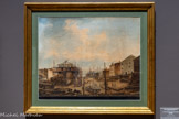 <center>Vue d'un chantier de construction navale à Marseille </center>Ange-Joseph-Antoine Roux
Marseille, 1765 - 1835
Mars 1835.Aquarelle sur papier, mars 1835.
Roux a réalisé cette aquarelle quelques semaines avant son décès. Elle représente le principal chantier naval de Marseille, situé quai de la Construction. Des ouvriers s'affairent autour de frégates en cours d'assemblage, tandis qu'en arrière-plan apparaissent des bâtiments emblématiques de la vieille ville, comme le clocher des Accoules et l'Hôtel de Ville. Héritier du genre du « portrait de navires », Roux saisit avec minutie la vie maritime marseillaise, produisant des œuvres d'un grand intérêt documentaire, témoins précieux de la physionomie de la ville au début du XXe siècle.