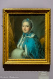 <center>Portrait de femme à la cape bleue et au manchon de fourrure</center>Pierre Bernard
Paris, 1704 - Marseille, 1777. 
Pastel sur papier, marouflé sur toile, Vers 1770. <br>
Issu d'une famille de ciseleurs, Pierre Bernard choisit la peinture et devient peintre des galères de l'Arsenal de Marseille en 1733. Il s'installe ensuite â Paris, ou il est reçu à l'Académie de Saint-Luc on 1760. Ce portrait, qui doit dater de sa dernière période d'activité, après 1765 1769, illustre une évolution vers un style plus naturel : la pose est détendue, le traitement du visage est fluide, et le rendu illusionniste des matières, tissu ou fourrure est parfaitement maîtrisé. La palette réduire de bleus et de blancs sur un fond sombre met valeur la figure, dans une élégante harmonie.