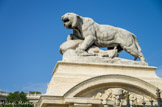 <center>Portail d'entrée.</center>A droite, un tigre avec une gazelle. Antoine-Louis BARYE. Paris. 1795-1875.