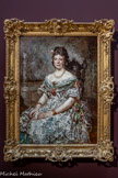 <center>Portrait de Madame Pascal</center>Adolphe Monticelli
Marseille. 1824 -1886
Huile sur toile, 1871.
Fuyant Paris et l’avancée des troupes prussiennes, Monticelli revient s'installer définitivement à Marseille en mai 1871. Par ses dimensions et ses partis pris picturaux, le portrait de Madame Pascal est un des plus ambitieux qu’il ait peint.
Le modèle est l’épouse de Noël Pascal, acconier (un entrepreneur réalisant les chargements et déchargements des marchandises sur les navires) et vice-consul de Bolivie à partir de 1876. Si la manière de poser et la composition conservent les codes traditionnels des portraits mondains contemporains, le visage étrangement flou de Madame Pascal surgit d’un spectaculaire morceau de peinture suggérant audacieusement la robe de dentelles et de fleurs. Rarement Monticelli est allé aussi loin dans l’invention plastique et la liberté de la touche qui évoque, avec plus de soixante-dix ans d’avance, le dripping de Jackson Pollock.
