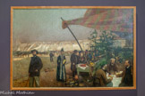 <center>Chez Brégaillon</center>David DELLEPIANE
Gènes, 1866 - Marseille, 1932.
Huile sur toile.
Peintre et remarquable affichiste, Dellepiane témoigne de l’ouverture des artistes marseillais à l’évolution des courants artistiques de leur temps.
Chez Brégaiilon, célébration des bonheurs de la vie urbaine marseillaise, réunit plusieurs des grandes figures de l’école de Marseille de la fin du XIXe siècle.
Au premier plan à gauche, on reconnaît le peintre et compositeur marseillais, Ange Flégier (1846-1927). A droite, trois peintres sont attablés : Alfred Casile (1848- 1909), nous fait face, Dellepiane, l’auteur du tableau, s’est représenté de dos. Edouard Crémieux est vu de profil. Né à Marseille en 1856, il sera raflé dans la rue et déporté du camp de Drancy vers Auschwitz par le convoi n°72. Il sera assassiné avec sa femme à son arrivée dans le camp en mai 1944. Joseph Garibaldi (1863-1941) est debout devant l’étal, une canne à la main. La femme portant un cornet de coquillage est l’épouse d’Alfred Casile.
Les salons de Brégaillon, 3 quai de la Fraternité, étaient un fameux restaurant de poissons et de coquillages de Marseille. Ils tiraient leur nom du parc ostréicole de Brégaillon à la Seyne-sur-mer, le plus important de la région.