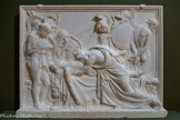<center>La Mort de Pallas</center>Pierre-François-Grégoire GIRAUD
Le Luc, 1783 - Paris, 1836.
 Vers 1810.
Fils du sculpteur Jean-Baptiste Giraud, Pierre-François-Grégoire remporte le Grand Prix de Rome de sculpture en 1806.
La Mort de Pallas est tirée du livre XI de l'Énéide de Virgile.
A son arrivée en Italie, Énée, prince troyen qui a échappé avec un petit groupe de fidèles à la destruction de sa ville par les grecs, est accueilli par le roi Évandre. Celui-ci nomme son fils Pallas à la tête de ses armées pour combattre aux côtés d’Énée. Pallas est tué au combat. Énée, accablé, le ramène à son père qui se précipite de douleur sur le corps de son fils. Le sculpteur est très fidèle au poème de Virgile. L’homme qui se lamente, le visage dans la main, est Acètes. Il fut l'écuyer du roi Évandre et le mentor de son fils. Derrière lui, on aperçoit la tête du cheval de Pallas, Ethon. Les mains liées dans le dos, un vaincu attend d'être sacrifié sur le bûcher funéraire du héros.