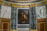 <center></center><center>La chapelle..</center> Quatre bas-reliefs en marbre, du sculpteur français Foucou (1739 – 1815), illustrent des épisodes de la vie de Saint Louis. Le roi y est représenté âgé, portant barbe et couronne. Saint Pierre.
