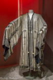 <center></center><center>Couloir de la mode.</center> Manteau du soir, Mariano Fortuny, 1910, toile de soie imprimée, verre de Murano.
