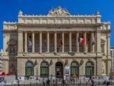 <center>La chambre de commerce.</center>Fondée en 1599, la chambre de commerce de Marseille est la plus ancienne de France. Elle siégeait à l'origine dans une loggia, vers l'actuelle rue de la loge, puis fut transférée au rez-de-chaussée de la mairie. Devant l'insuffisance de ses locaux, la Chambre de commerce décidait le 18 juillet 1834 la construction d’une nouvelle Bourse plus vaste et plus conforme au rayonnement du commerce marseillais.
Après la révolution de février 1848, le projet fut de nouveau étudié et, sur proposition du préfet, une commission d'étude fut constituée par arrêté préfectoral du 15 mars 1850. Cette commission propose de placer l’édifice en alignement de la Canebière et en face de la place de la république, ancienne place royale. A cet emplacement, depuis 1667, se trouvait l'hôtel du Parc, dû à Henry Gérard de Benat.