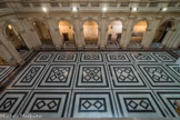 <center>La chambre de commerce.</center>Le grand hall d'exposition de 1120 m², richement pavé de marbre noir et blanc, fourni par Jules Cantini.