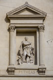 <center>La chambre de commerce</center>  De chaque côté de l’avant-corps sur les ailes aveugles sont sculptés par Auguste Ottin dans des niches encadrées de pilastres que surmonte un fronton triangulaire, les deux navigateurs phocéens Euthymènes et Pythéas.
Pythéas est un explorateur grec originaire de Massalia. Considéré comme l'un des plus anciens explorateurs scientifiques ayant laissé une trace dans l'histoire, il a effectué vers 340-325 avant J.-C. un voyage dans les mers du nord de l'Europe, après avoir franchi les colonnes d'Hercule (détroit de Gibraltar).