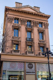 La maison de Figaro. Le nom de Maison de Figaro lui vient du commerce «Grand Bazar de Figaro», installé au rez-de-chaussée, au début du siècle. La façade de la rue Noailles fut coupée lors de l'élargissement de celle-ci en 1860 et reconstruite conformément au décor originel en ajoutant sous les fenêtres des deux derniers étages une guirlande de fleurs et de fruits. Ce décor en ciment réalisé en 1860 est l'œuvre de l'entreprise «Désiré Michel et Cie - Ciments de la méditerranée» auteur de nombreux décors d'architecture sous le Second Empire.