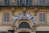 Le Grand hôtel. Son dessus-de-porte est un décor sculpté par le grand prix de Rome parisien Auguste Ottin (1811-1890). Ses allégories du Commerce et de la Navigation, sous les traits d’Hermès et d’Amphitrite, rappellent la proximité du port et du palais de la Bourse.