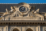 <center>L'hôtel du Louvre et de la Paix. </center>Le fronton en pierre est d'Hippolyte Ferrat, 1863, et représente le Commerce et la Navigation.