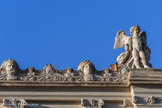 <center>La chambre de commerce</center> Aux angles de l’avant-corps sont placées deux antéfixes représentant la force et la paix.