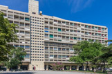 <center>La Cité Radieuse.</center> L'Unité d'habitation de Le Corbusier a été construite par le ministère de la Reconstruction et de l'Urbanisme, entre 1947 et 1952, dans le cadre de la Reconstruction après la Seconde Guerre mondiale. Les logements ont été attribués initialement à des sinistrés propriétaires ayant perdu leur bien, puis à des fonctionnaires des différents services de l'Etat. En 1954 l'ensemble de l'immeuble est divisé en lots et vendu par les Domaines : la copropriété est alors constituée.