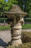 <center>La Magalone.</center>Quatre vases, provenant du château de Grignan, soulignent les extrémités de l'ensemble.