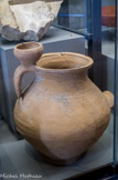<center>EPOQUE ROMAINE (30 av. J.-C, 4e ap. J.-C.)</center>36 Cruche à filtre, céramique commune à pâte claire.