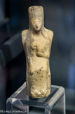 <center> EPOQUE GRECQUE ARCHAÏQUE (600-480 av. J.-C.).</center>Aphrodite à la colombe, terre cuite plastique, d'origine grecque orientale, milieu 6e av. J.-C.