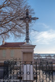 <center>L'Estaque.</center>Place Malaterre. La croix de mission-monument aux morts de la guerre de 1914-1918 est implantée en bordure de la place, près de l'escalier descendant vers la Montée du Cercle.